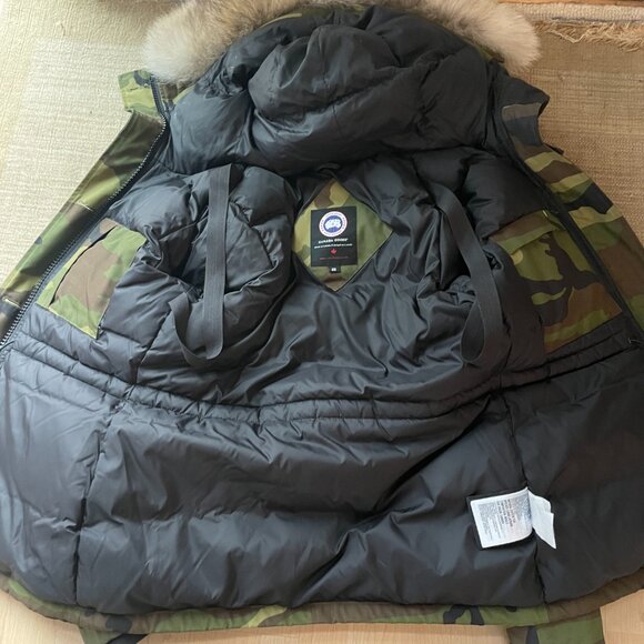 Canada Goose, Camo woman's size M Montebello Parka - Picture 5 of 11